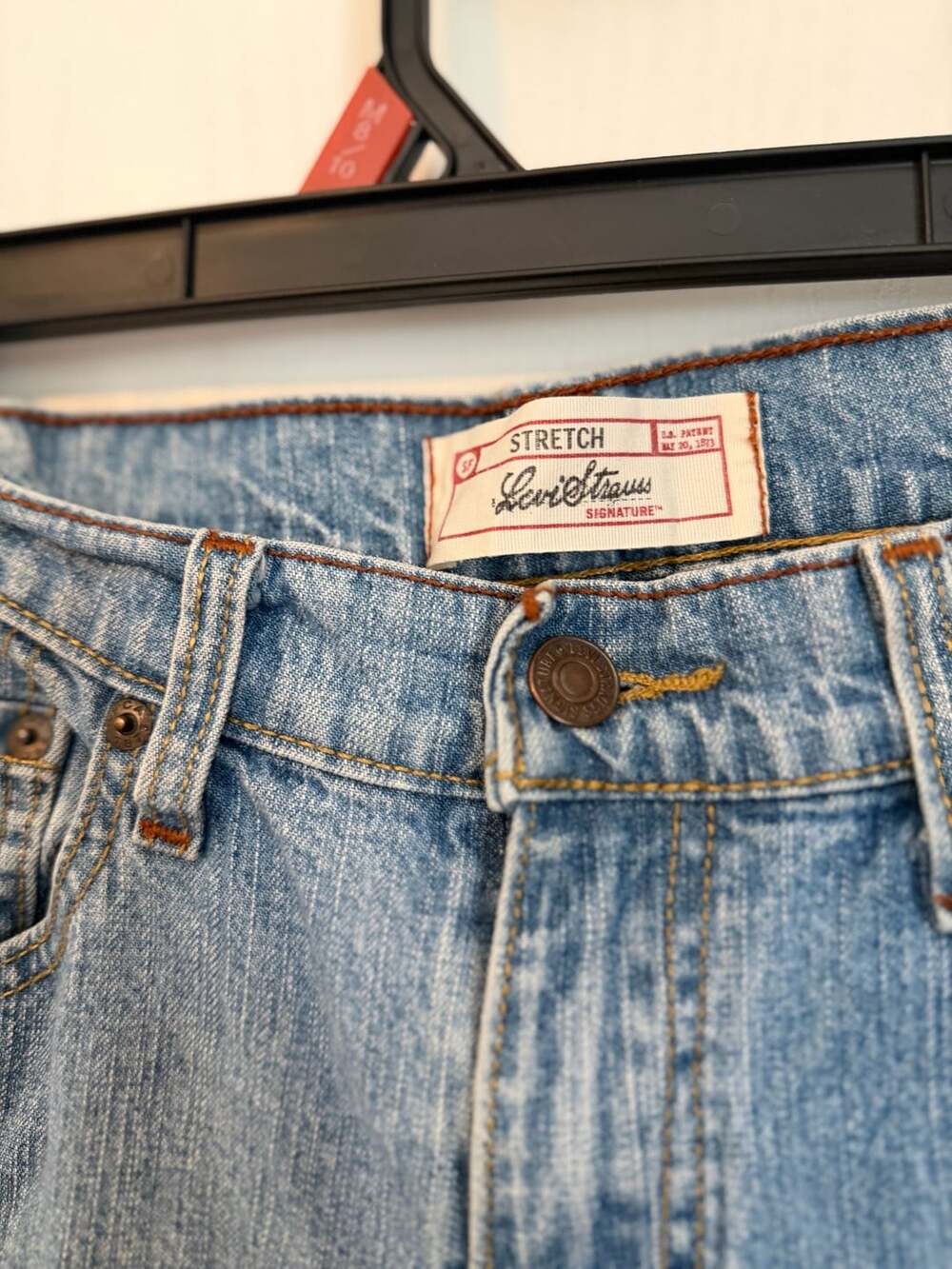 Signature by Levi Strauss & Co. Women's Light Wash Stretch Denim Capri Jeans Siz